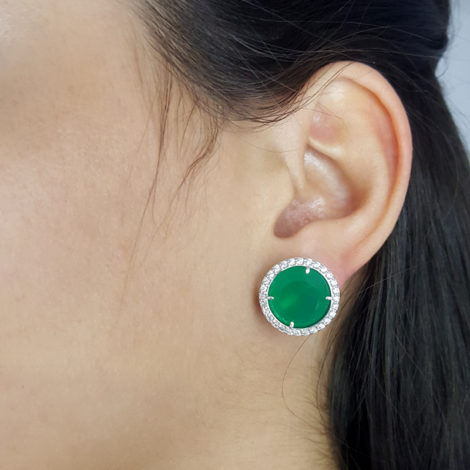 R1690065 brinco solitario grande com pedra de cristal verde com zirconia branca folheado a rodio cor prata sabrina joias brilho folheados foto orelha modelo
