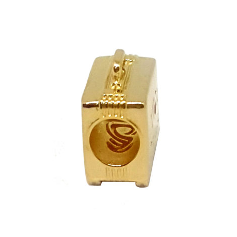 1800336 berloque no formato de uma mala folheado a ouro dourado 18k com mensagem em ingles eu amo viajar e com os 5 continentes habitaveis sabrina joias brilho folheados 1 1