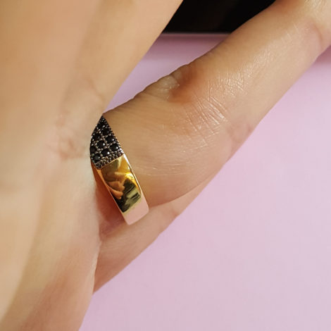 anel 3 fileiras zirconia preta joia folheada ouro marca sabrina joias loja brilho folheados foto anel visto da lateral