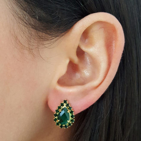 brinco cristal gota pedra verde com borda em strass verde folheado ouro 18k brilho folheados tarraxa sutia de orellha foto orelha modelo