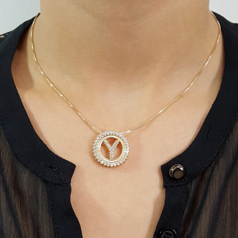 colar feminino corrente veneziana resistente com pingente letra y cravejado com zirconias branca folheado ouro dourado 18k brilho folheados foto modelo