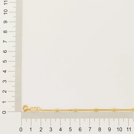 Imagem de fundo cinza contendo bordas com régua, medindo a espessura da pulseira de bolinhas infantil da Rommanel. SKU 550104.