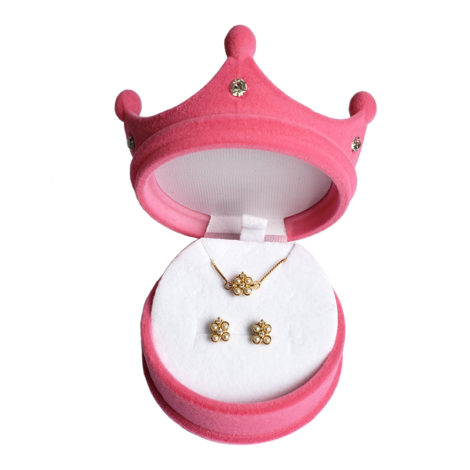 1700417 1690025 kit brinco e pulseira infantil para bebe com 4 perolas e 2 zirconias formando uma flor kit acompanha caixinha rosa no formato de coroa para presentear 2