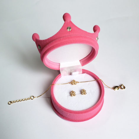 1700417 1690025 kit brinco e pulseira infantil para bebe com 4 perolas e 2 zirconias formando uma flor kit acompanha caixinha rosa no formato de coroa para presentear