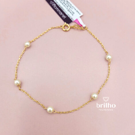 Foto still de fundo rosado da pulseira feminina com pérolas brancas, comprimento da pulseira é de 20 cm.