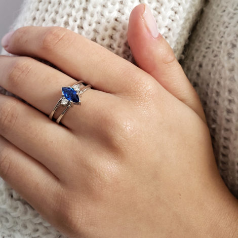 R1910672 anel de formatura 2 em 1 cristal azul safira formato navete joia folheada rodio antialergica loja brilho folheados marca sabrina joias
