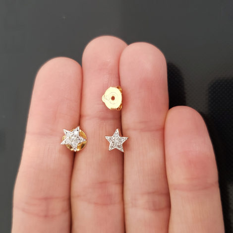 Par de brinco formato estrela cravejado com zircônias brancas, joia banhada a ouro da marca sabrina joias. Sku 1664400.