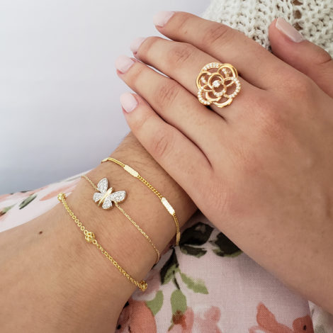 foto com anel flor rose mix de pulseiras delicadas dourada bolinhas e borboleta pecas na modelo marcas sabrina joias bruna semijoias loja brilho folheados 1