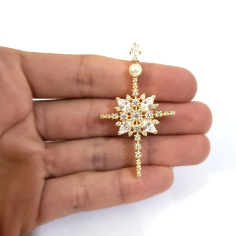 pingente cruz estilizada com zirconias em varios tamanhos e perola brilho folheados sabrina joias