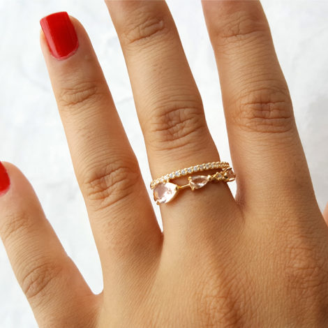 1910949 anel aro duplo com fileira em zirconias e 3 cristais rosa morganita joia folheada ouro dourado 18k brilho folheados revendedora oficial da marca sabrina joias foto modelo