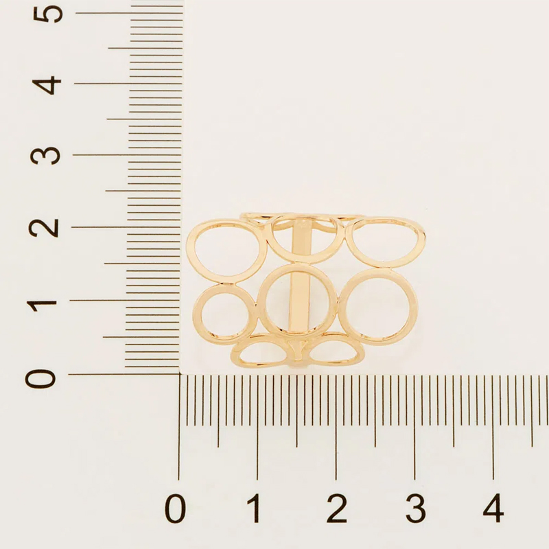 Foto com imagem de régua medindo o anel círculos vazados folheado a ouro da Rommanel revendido pela Brilho Folheados. Código 511048