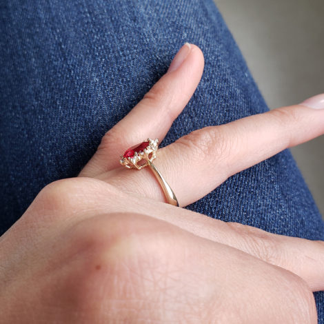 1910414 anel de formatura vermelho com zirconias brancas joia folheada ouro antialergica com caixa capelo loja brilho folheados 9