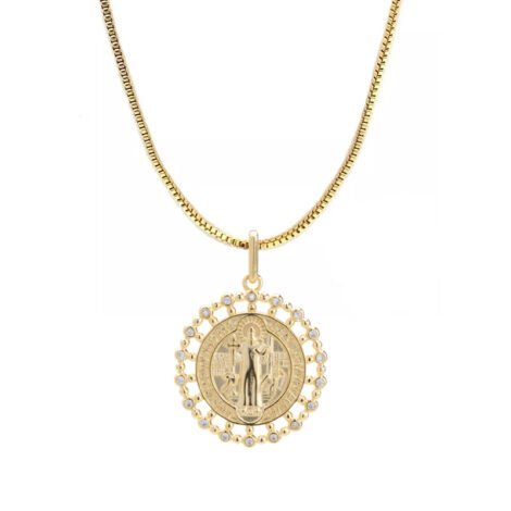 Foto fundo branco do colar medalha São Bento folheado a ouro 18k da marca Sabrina Joias revendido pela loja Brilho Folheados. Código 1800641-1CV0845e5
