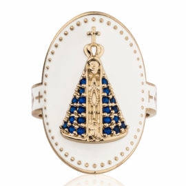 Imagem com fundo branco, contendo anel oval de Nossa Senhora Aparecida visto de frente, com manto cravejado em zircônia azul.