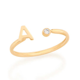Imagem de fundo branco com um anel no centro da marca Rommanel, código 512843. Anel na cor dourada folheado a ouro, anel ajustável formado por letra A de um lado e 1 zircônia de 2,0 mm do outro lado.