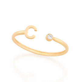 Imagem de fundo branco com um anel no centro da marca Rommanel, código 512843. Anel na cor dourada folheado a ouro, anel ajustável formado por letra C de um lado e 1 zircônia de 2,0 mm do outro lado.