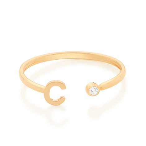 Imagem de fundo branco com um anel no centro da marca Rommanel, código 512843. Anel na cor dourada folheado a ouro, anel ajustável formado por letra C de um lado e 1 zircônia de 2,0 mm do outro lado.