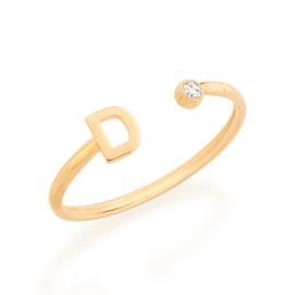 Imagem de fundo branco com um anel no centro da marca Rommanel, código 512843. Anel na cor dourada folheado a ouro, anel ajustável formado por letra D de um lado e 1 zircônia de 2,0 mm do outro lado.