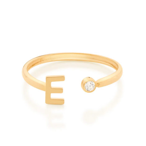 Imagem de fundo branco com um anel no centro da marca Rommanel, código 512843. Anel na cor dourada folheado a ouro, anel ajustável formado por letra E de um lado e 1 zircônia de 2,0 mm do outro lado.
