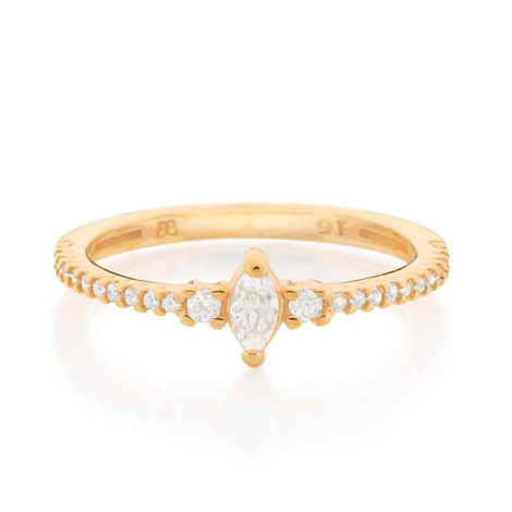 Imagem de fundo branco com um anel no centro da marca Rommanel, código 512847. Anel na cor dourada folheado a ouro, anel skinny ring, anel cravejado com 24 zircônias, sendo 22 de 1,0 mm e 2 de 1,75 mm, com uma zircônia navete no centro com 2,5 x6 mm.