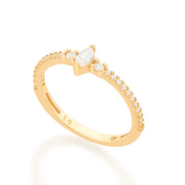 Imagem de fundo branco com um anel no centro da marca Rommanel, código 512847. Anel na cor dourada folheado a ouro, anel skinny ring, anel cravejado com 24 zircônias, sendo 22 de 1,0 mm e 2 de 1,75 mm, com uma zircônia navete no centro com 2,5 x6 mm.