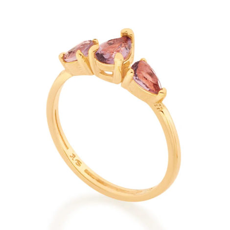 Imagem de fundo branco com um anel no centro da marca Rommanel, código 512851. Anel na cor dourada folheado a ouro, anel aro fino composto por três zircônias gotas na cor lilás, sendo duas com 3x5 mm e uma com 5x7 mm.