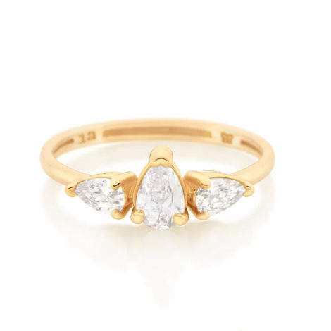 Imagem de fundo branco com um anel no centro da marca Rommanel, código 512852. Anel na cor dourada folheado a ouro, anel aro fino composto por três zircônias gotas na cor branca, sendo duas com 3x5 mm e uma com 5x7 mm.