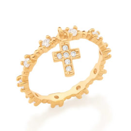 Imagem de fundo branco com um anel no centro da marca Rommanel, código 512853. Anel na cor dourada folheado a ouro, aro trabalhado por esferas e micro zircônias, contendo um pingente cruz de 1,25 mm.