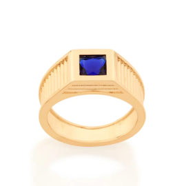 Imagem de fundo branco com um anel no centro da marca Rommanel, código 512856. Anel na cor dourada folheado a ouro, anel masculino de formatura, anel aro largo trabalhado com linhas na horizontal, composto por um cristal quadrado na cor azul, com 6x6 mm.