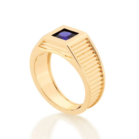 Imagem de fundo branco com um anel no centro da marca Rommanel, código 512856. Anel na cor dourada folheado a ouro, anel masculino de formatura, anel aro largo trabalhado com linhas na horizontal, composto por um cristal quadrado na cor azul, com 6x6 mm.