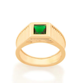 Imagem de fundo branco com um anel no centro da marca Rommanel, código 512856. Anel na cor dourada folheado a ouro, anel masculino de formatura, anel aro largo trabalhado com linhas na horizontal, composto por um cristal quadrado na cor verde, com 6x6 mm.