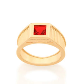 Imagem de fundo branco com um anel no centro da marca Rommanel, código 512856. Anel na cor dourada folheado a ouro, anel masculino de formatura, anel aro largo trabalhado com linhas na horizontal, composto por um cristal quadrado na cor vermelha, com 6x6 mm.