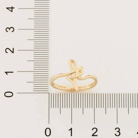 Imagem com uma régua demonstrativa contendo um anel no da marca Rommanel, código 512899. Anel na cor dourada folheado a ouro. Anel aro liso com escrita fé na parte central. Na imagem o anel está medindo 2,1 cm de largura por 1,6 cm de altura.