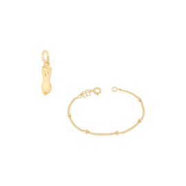 imagem de fundo branco contendo uma pulseira infantil bolinhas e pingente formato figa. Joia banhada a ouro 18k da marca Rommanel.