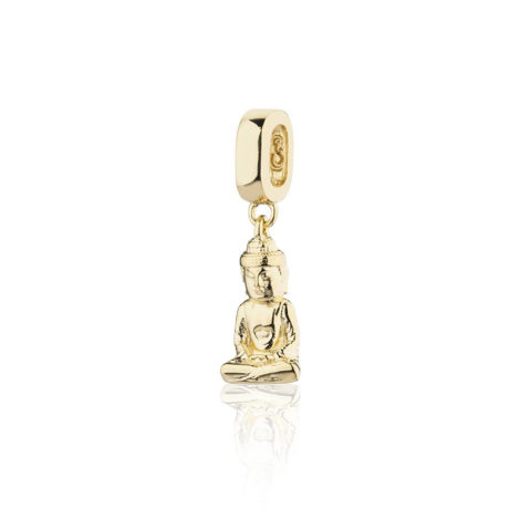 Imagem com fundo branco, contendo um berloque no formato de buda sentando em postura de meditação. Berloque da coleção Talismã da marca Sabrina Joias.
