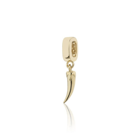 Imagem de fundo branco, contendo um berloque no formato de pimenta banhado a ouro 18k. Berloque da coleção Talismã da marca Sabrina Joias,