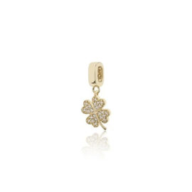 Imagem de fundo branco, contendo um berloque de quatro folhas cravejado com micro zircônias brancas. Linda joia da coleção Talismã da marca Sabrina Joias.