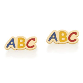 Imagem de fundo branco com par de brincos formado por letras ABC com resina colorida, sendo letra A azul, letra B amarela e letra C vermelha. Brinco banhado a ouro. Joia Rommanel, SKU 526417.