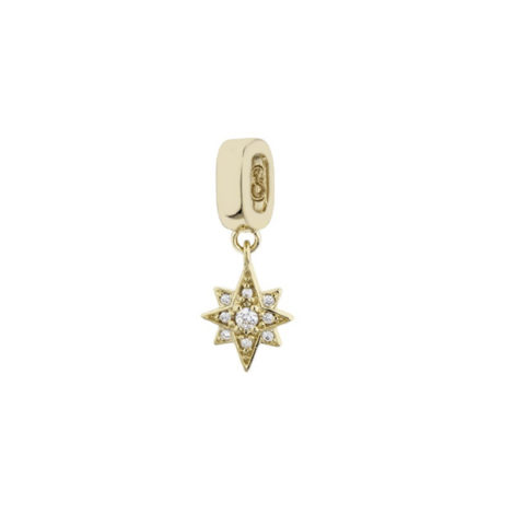 Imagem de fundo branco, contendo um berloque no formato de estrela 8 pontas com 9 micro zircônias brancas banhado a ouro 18k. Berloque da marca Sabrina Joias.