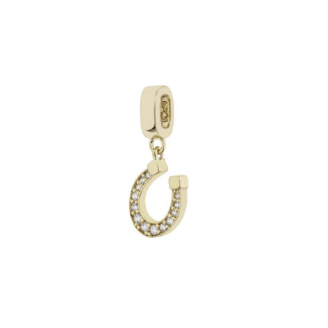 Imagem de fundo branco, contendo um berloque no formato de ferradura cravejado por 13 micro zircônias brancas banhado a ouro 18k. Berloque da marca Sabrina Joias.