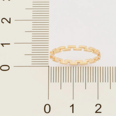 Imagem com fundo cinza contendo duas régua para demonstrar a medida do anel skinny ring da marca Rommanel.