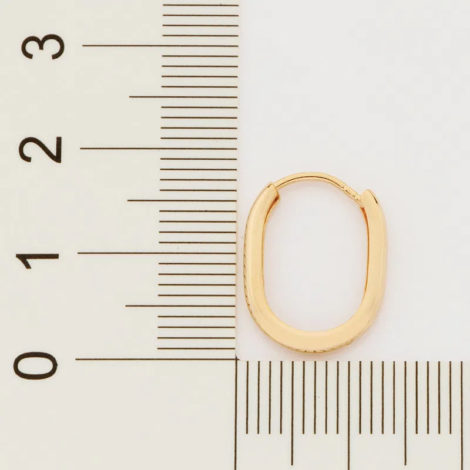Imagem com fundo cinza contendo uma argola oval da marca Rommanel e uma régua demonstrando os tamanhos dessa argo.
