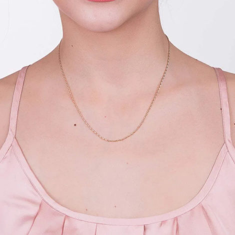 Imagem com modelo de pele clara, mostrando o pescoço da modelo usando corrente de elo mimosa diamantada. Corrente da marca Rommanel.