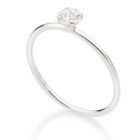 Fundo branco com um anel na frenteem pé da cor prata com uma pedra brilhante da cor branca, em baixo do anel tem um leve sombreado na cor cinza .