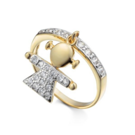 Imagem de fundo branco com foto de um anel contendo pingente de uma menina, representando aqui uma filha. Anel dourado, folheado a ouro com partes cravejadas com zircônias brancas e brilhantes.