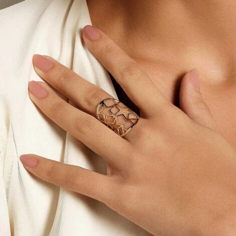 Imagem da mão de uma mulher de pele clara usando o anel ajustável estrelas vazadas. Anel folheado a ouro antialérgico, da marca Rommanel. Anel revendido por Brilho Folheados.