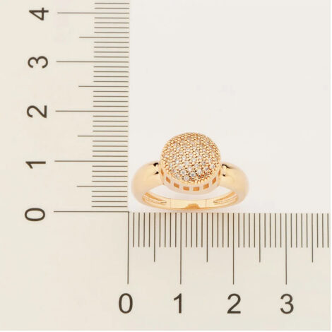Imagem com réguas, mostrando medidas do Anel botão com zircônias folheado a ouro, semijoia antialérgica da marca Rommanel revendida por Brilho Folheados, loja oficial de revenda de produtos Rommanel.