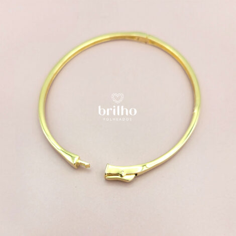 Foto do bracelete unissex em superfície plana banhado a ouro, antialérgico e livre de níquel da marca Sabrina Joias comercializado pela loja Brilho Folheados. Código 1700595