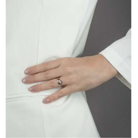 Foto de mão de modelo de pele clara na cintura, usando a aliança clássica banhada a ouro e antialérgica da marca Sabrina Joias. Código 1910032