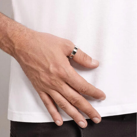 Foto de modelo homem de pele clara usando o anel masculino cruz prateado, semijoia antialérgica e nickel free. Código 313231
